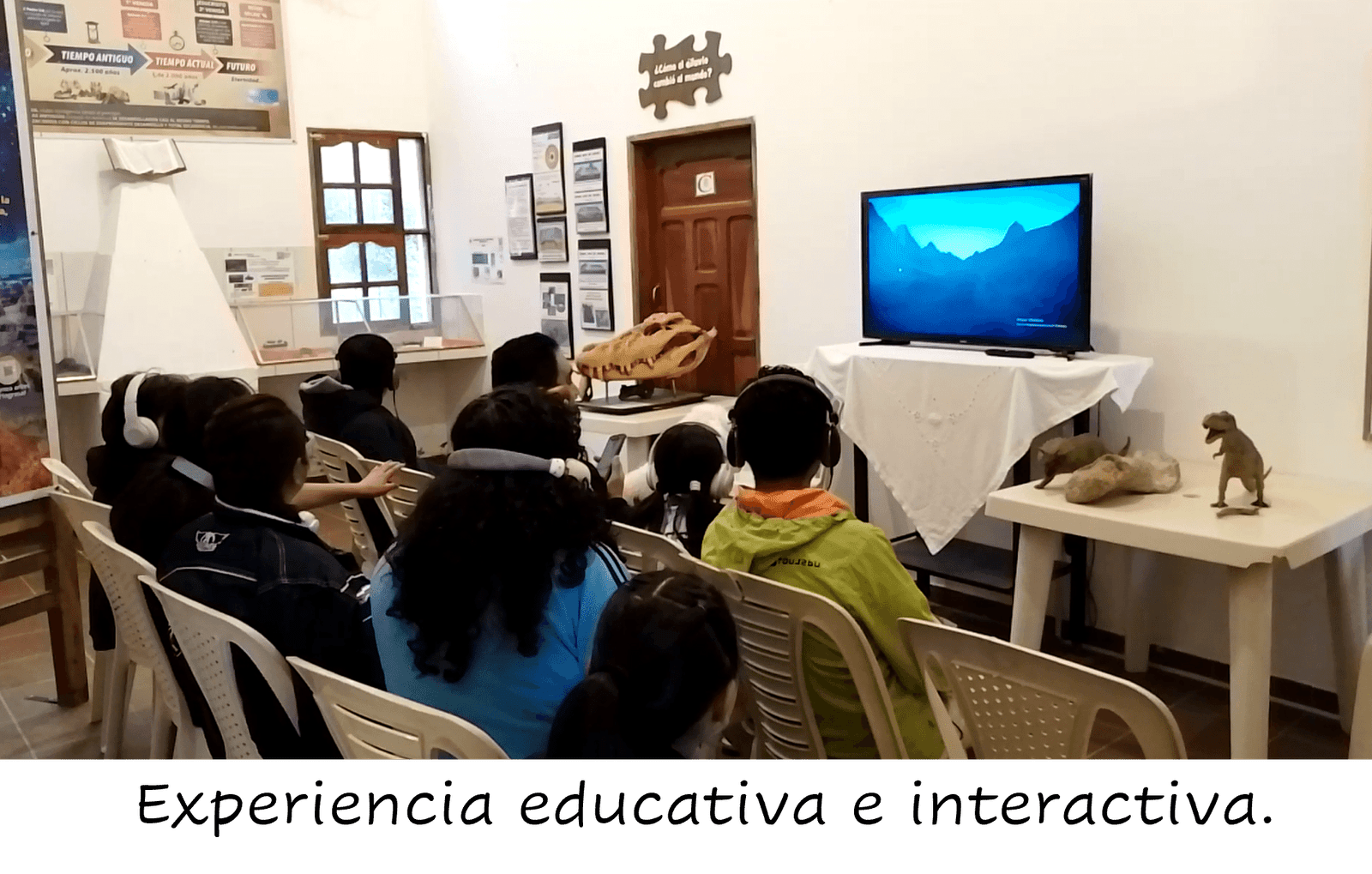 Grupo iniciando su visita a la cabaña del rompecabezas. Una experiencia educativa e interactiva.